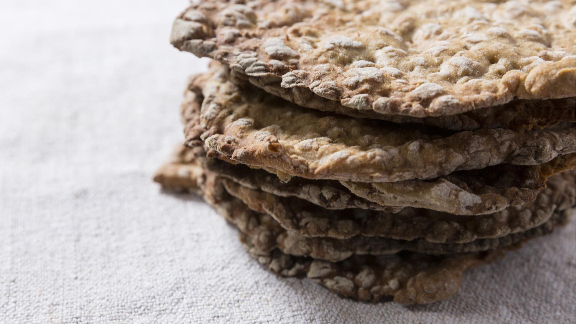 Winter South Tyrolean delicacies from Laces-Val Martello - Schüttelbrot – Pane di segale croccante -