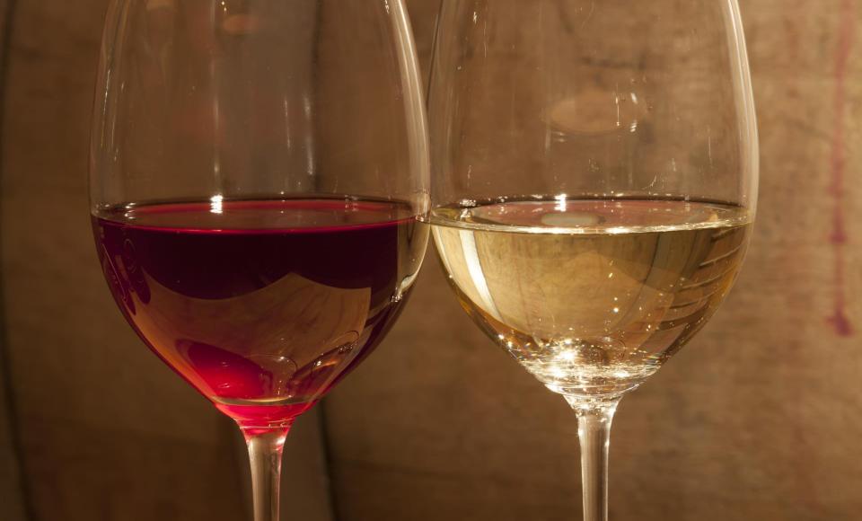 produkte-rotwein-und-weißwein-vinschgau-fb