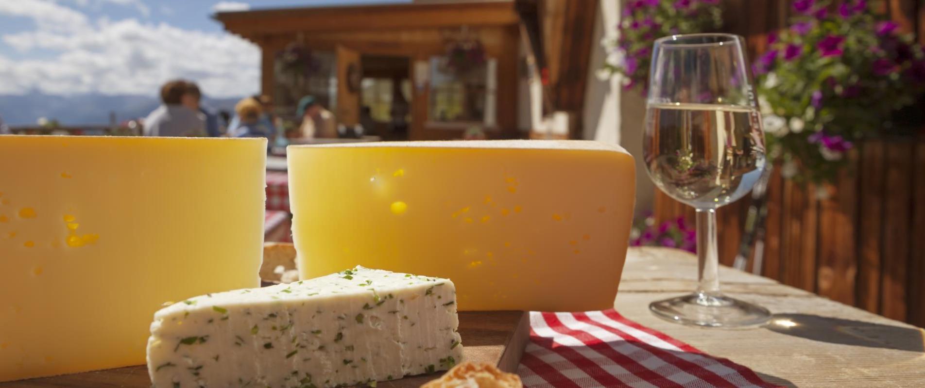 herbstauslese-produkte-käseplatte-mit-wein-vinschgau-fb