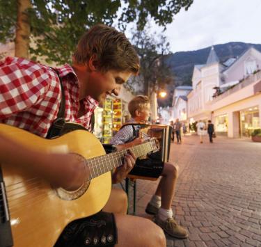 event-sommerabend-schlanders-gitarrenspieler-vinschau-fb