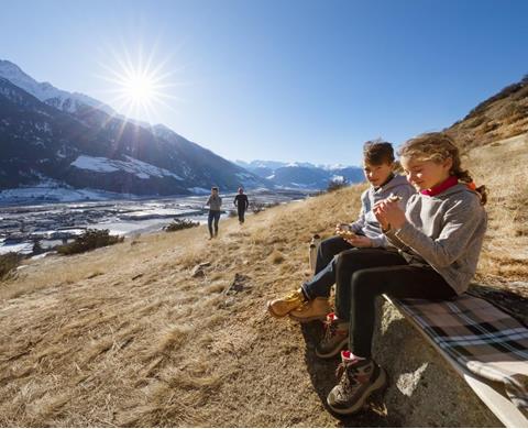landschaft-winter-familie-sonnenberg-idm-fb