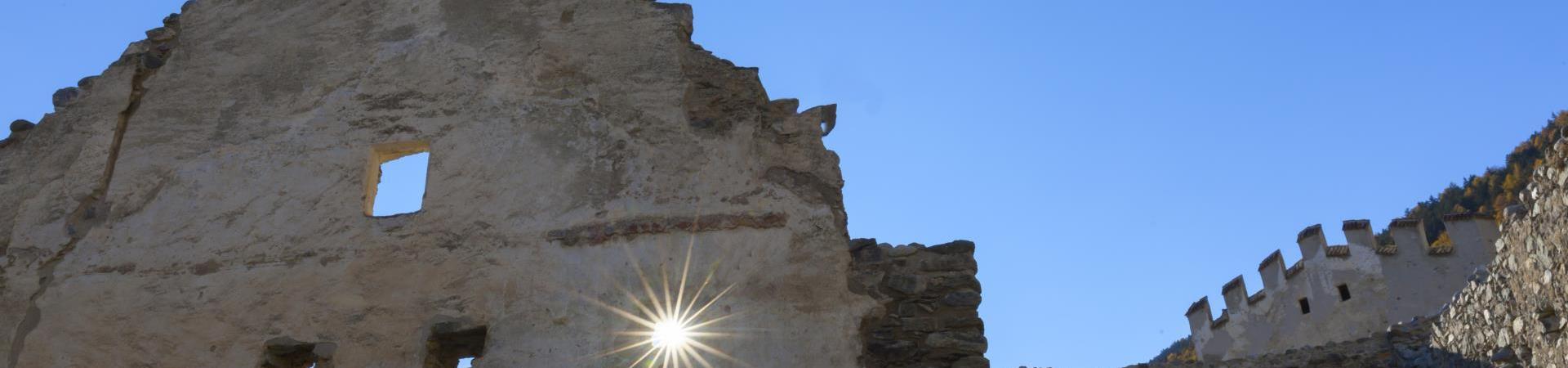 sehenswürdigkeiten-burgruine-lichtenberg-sonne-vinschgau-fb