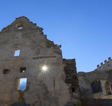 sehenswürdigkeiten-burgruine-lichtenberg-sonne-vinschgau-fb