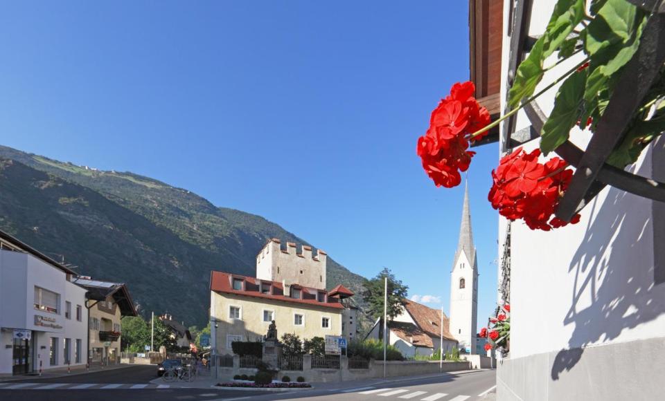 Latsch-Kultur-Burg-Latsch-Martell-fb