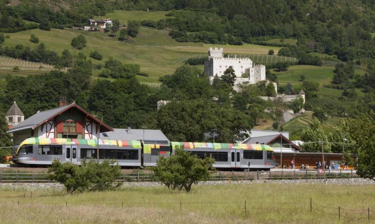 sehenswürdigkeiten-churburg-mit-vinschgerbahn-vinschgau-fb