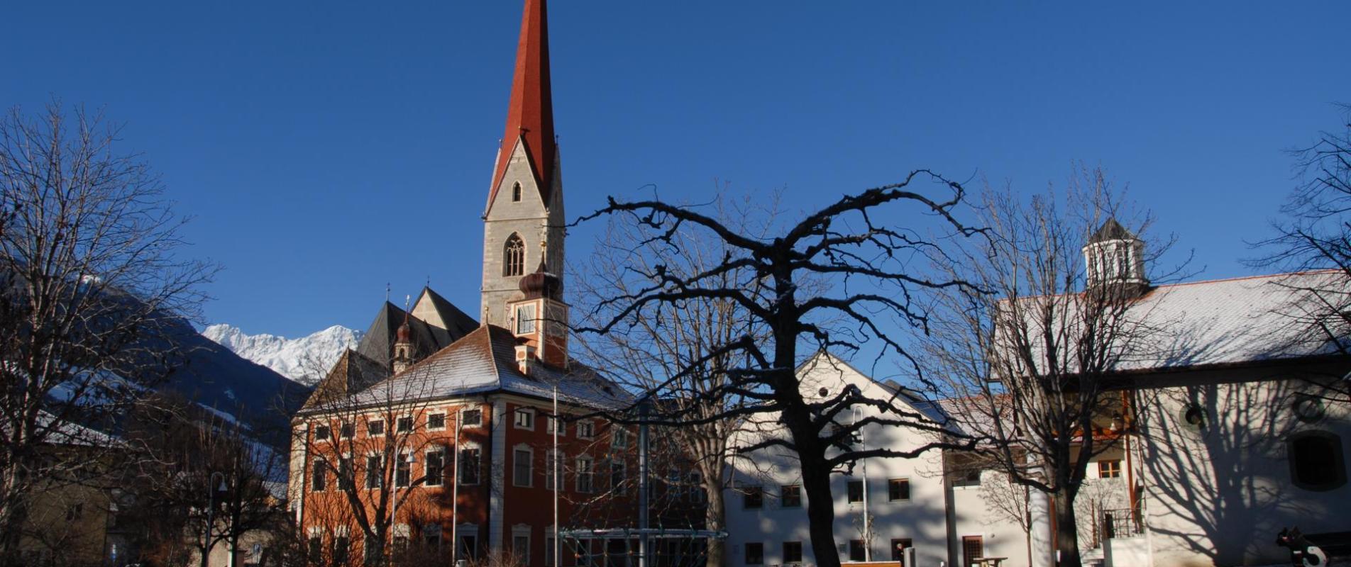 winter-rathaus-pfarrkirche-schlanders-laas-gb