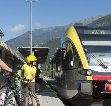 radfahren-am-bahnhof-vinschgau-tg