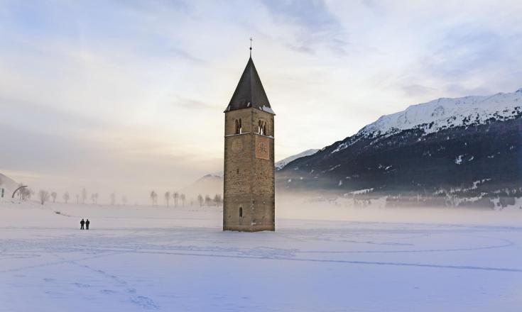 landschaft-reschensee-turm-winter-vinschgau-fb