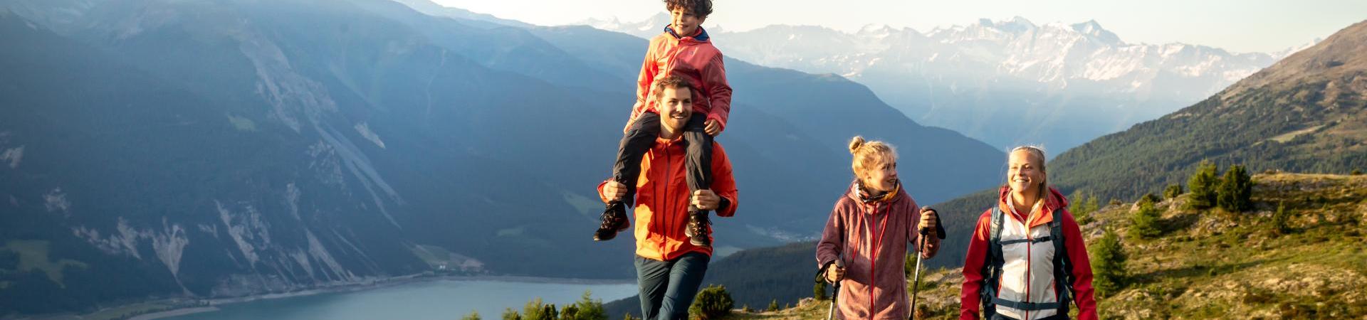 wandern-reschensee-familie-reschenpass-ak