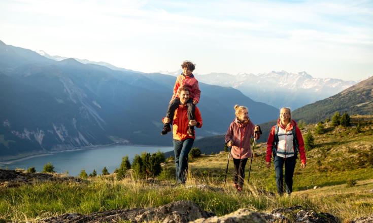 wandern-reschensee-familie-reschenpass-ak