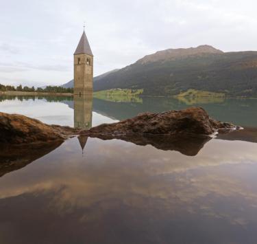 reschensee-turm-im-wasser-vinschgau-fb[2]