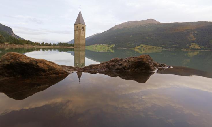 reschensee-turm-im-wasser-vinschgau-fb[2]