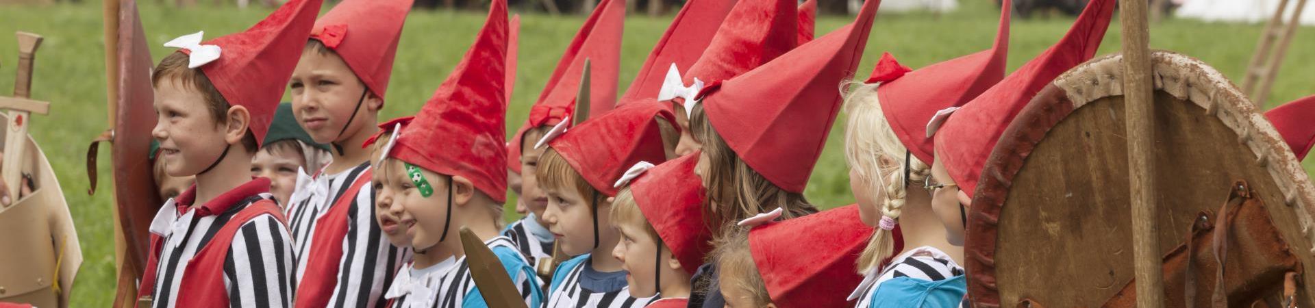 Als Zwerge verkleidete Kinder