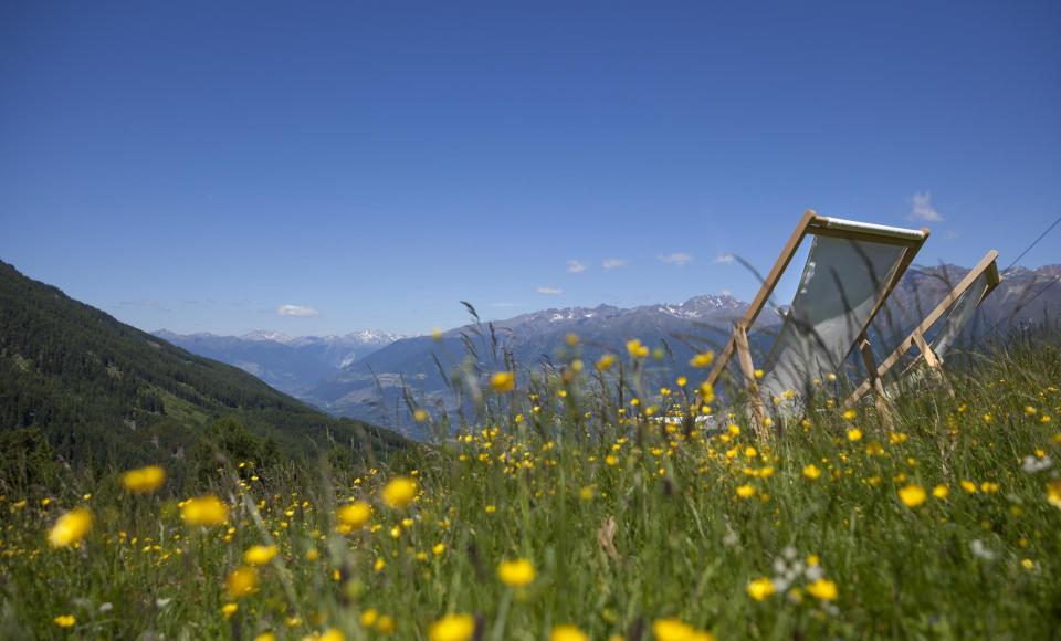 landschaft-liegestühle-wiese-vinschgau-fb