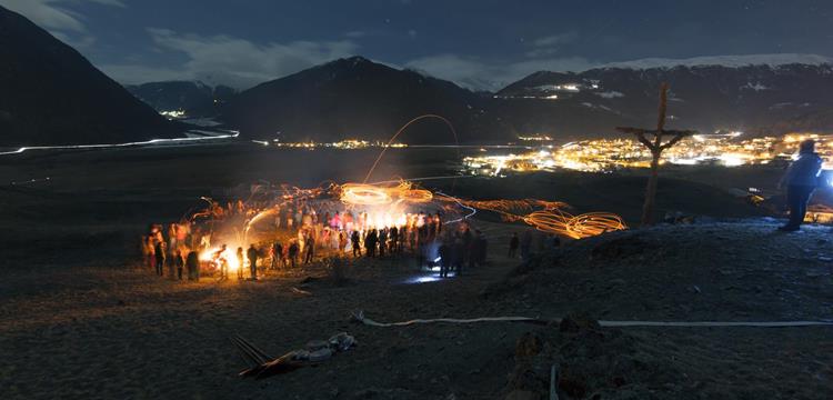 brauch-scheibenschlagen-tartsch-vinschgau-fb