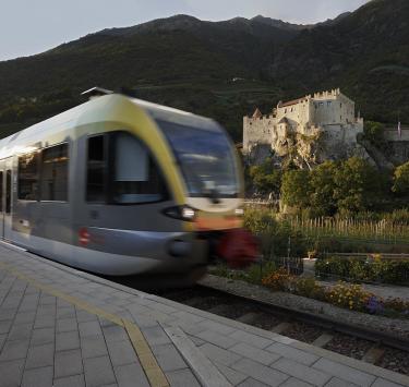 vinschgerbahn-schloss-kastelbell-vinschgau-hh