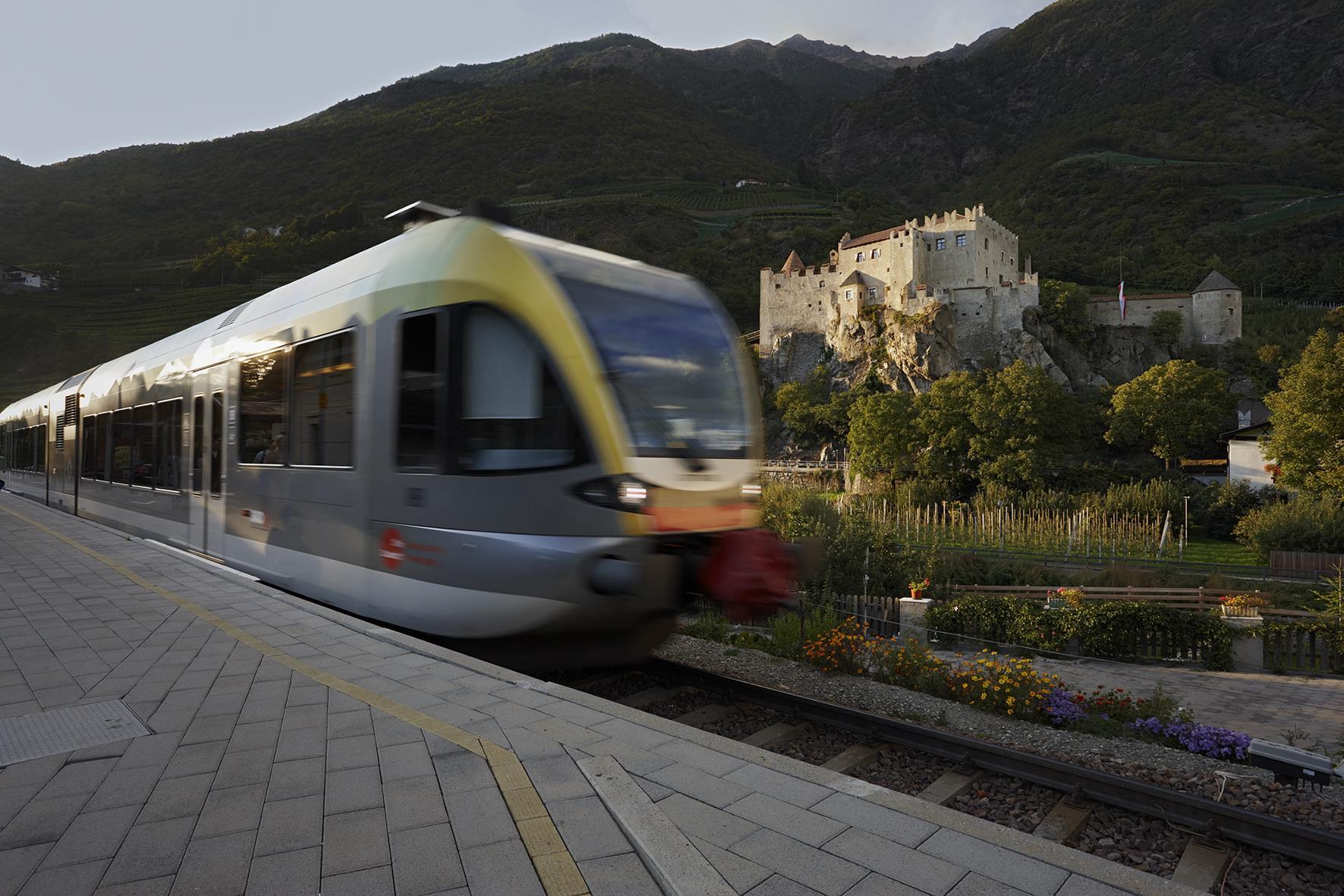 vinschgerbahn-schloss-kastelbell-vinschgau-hh