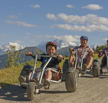 Eine Familie auf Mountaincarts