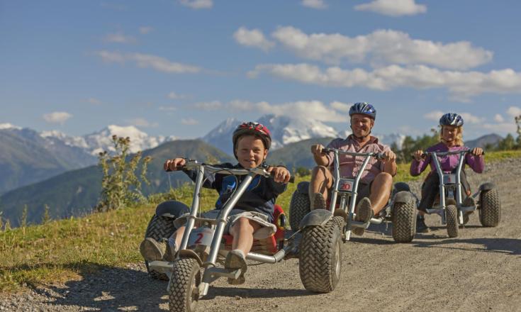 Eine Familie auf Mountaincarts