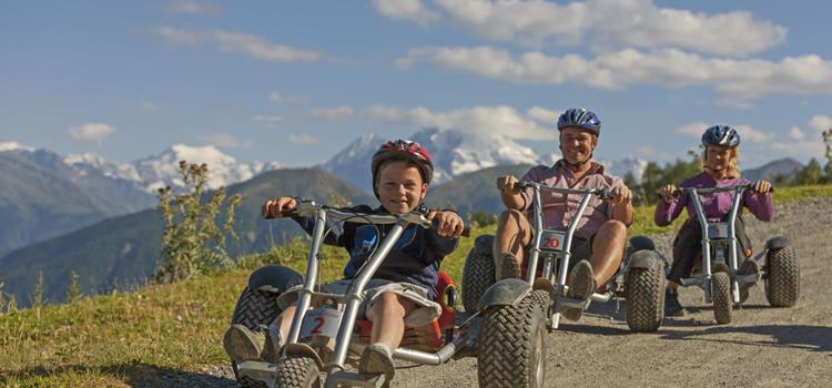 Eine Familie auf Mountaincarts