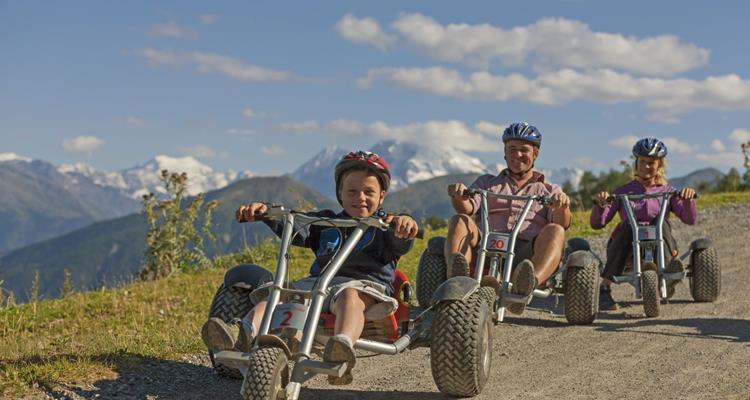 Eine Familie auf Mountaincarts