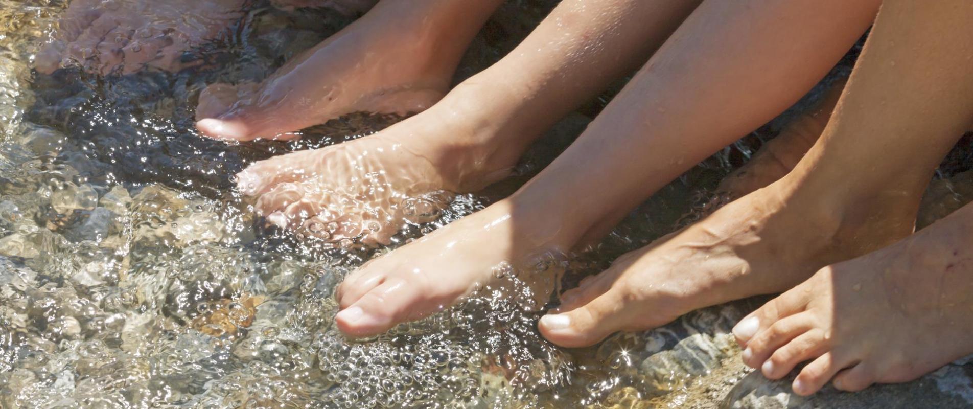 familie-spielesee-füße-im-wasser-vinschgau-fb