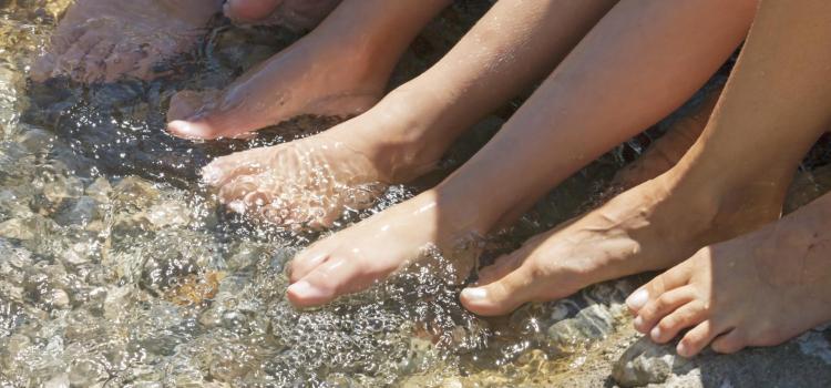 familie-spielesee-füße-im-wasser-vinschgau-fb