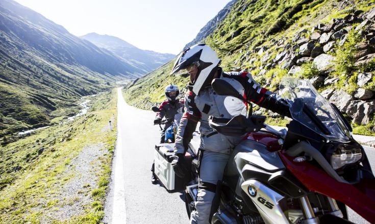Zwei Personen auf einer Motorradtour