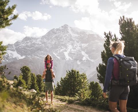 Eine Familie beim Wandern