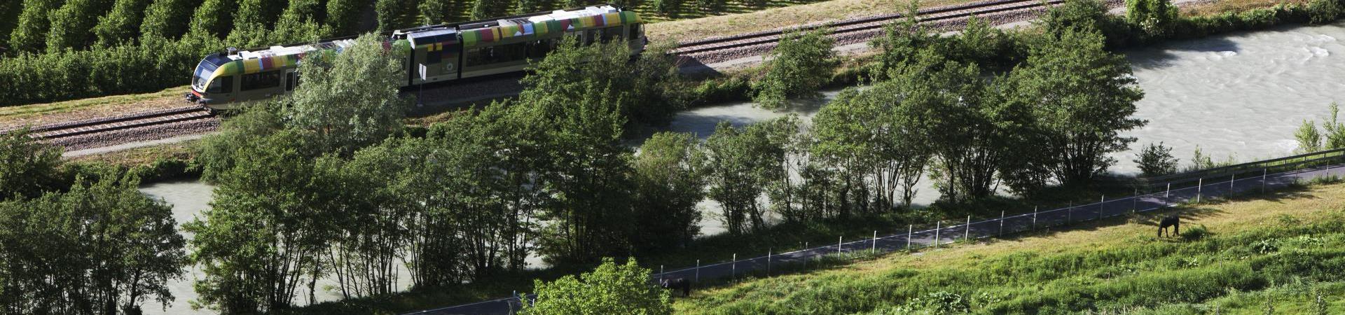 vinschgerbahn-zwischen-apfelwiesen-fb