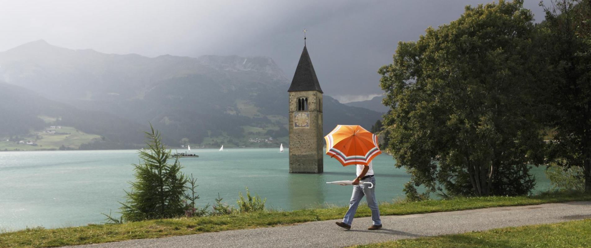 reschensee-turm-regenschirm-vinschgau-fb