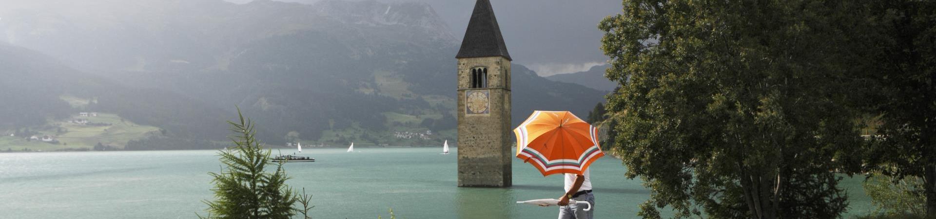 reschensee-turm-regenschirm-vinschgau-fb