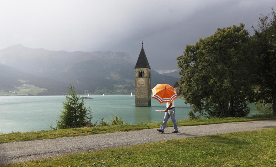 reschensee-turm-regenschirm-vinschgau-fb